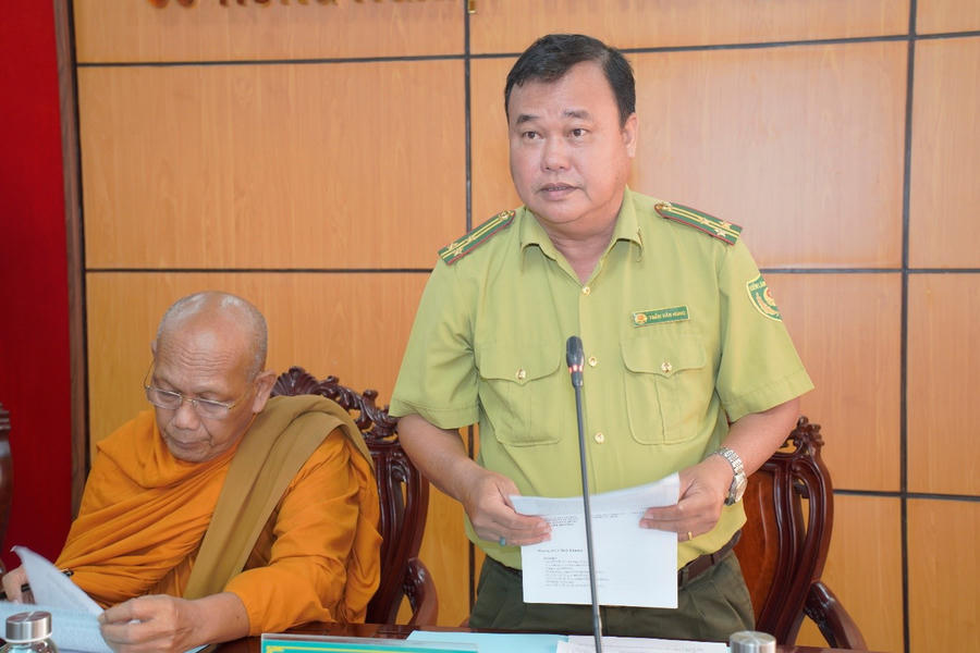 Ông Trần Văn Hùng – Chi cục phó phụ trách Chi cục Kiểm lâm Cà Mau, trình bày kế hoạch phối hợp giữa Phòng Cảnh sát kinh tế, Chi cục Kiểm lâm và Ban Trị sự Giáo hội Phật giáo Việt Nam tỉnh.
