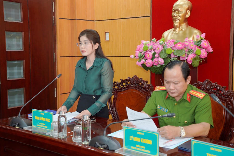 Bà Trịnh Khánh Ngọc – Chi cục trưởng Chi cục Bảo vệ môi trường Cà Mau, trình bày dự thảo kế hoạch phối hợp giữa phòng Cảnh sát kinh tế và Chi cục Bảo vệ môi trường.