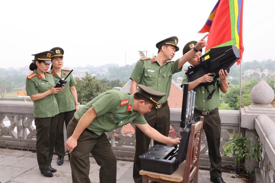 Lực lượng kỹ thuật nghiệp vụ Công an tỉnh Phú Thọ rà soát, kiểm tra trang thiết bị phục vụ đảm bảo an ninh, an toàn Lễ hội Đền Hùng (Ảnh: Bích Phượng).