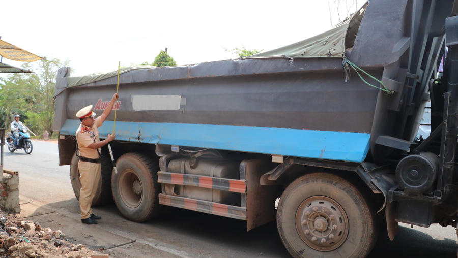 Tuần tra, kiểm soát tại một số tuyến đường có lượng xe ô tô tải lớn phục vụ dự án tại địa phương
