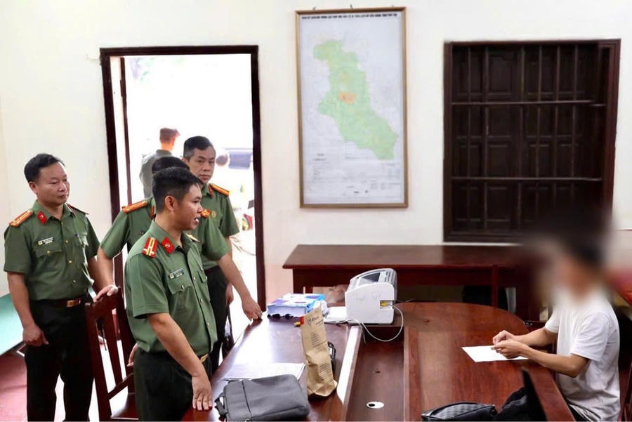 Lãnh đạo Công an tỉnh Phú Thọ làm việc với một trường hợp sử dụng thiết bị bay không người lái trái phép tại khu vực Lễ hội Đền Hùng (Ảnh: Bích Phượng).