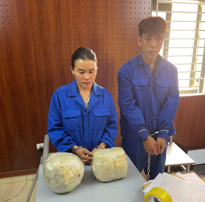 2 đối tượng Bàn Sành Quang và Chảo Tả Mẩy cùng tang vật. Ảnh: BCA.