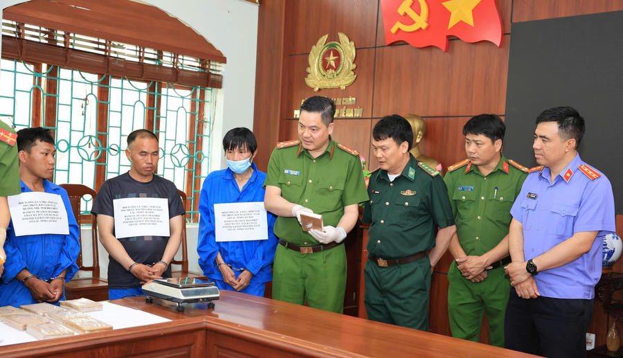 Đại tá Phạm Hải Đăng - Phó Giám đốc Công an tỉnh Lai Châu cùng các lực lượng chức năng kiểm tra tang vật vụ án. (Ảnh: Công an tỉnh Lai Châu)