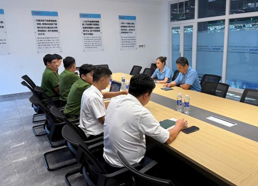 Hình ảnh Đoàn công tác Đồn Công an KCN Long Thành làm việc tại các nhà máy, doanh nghiệp ZQ (Việt Nam), Wave Crest, Ánh Dương, Kingclean và Kingfa Science & Technology.