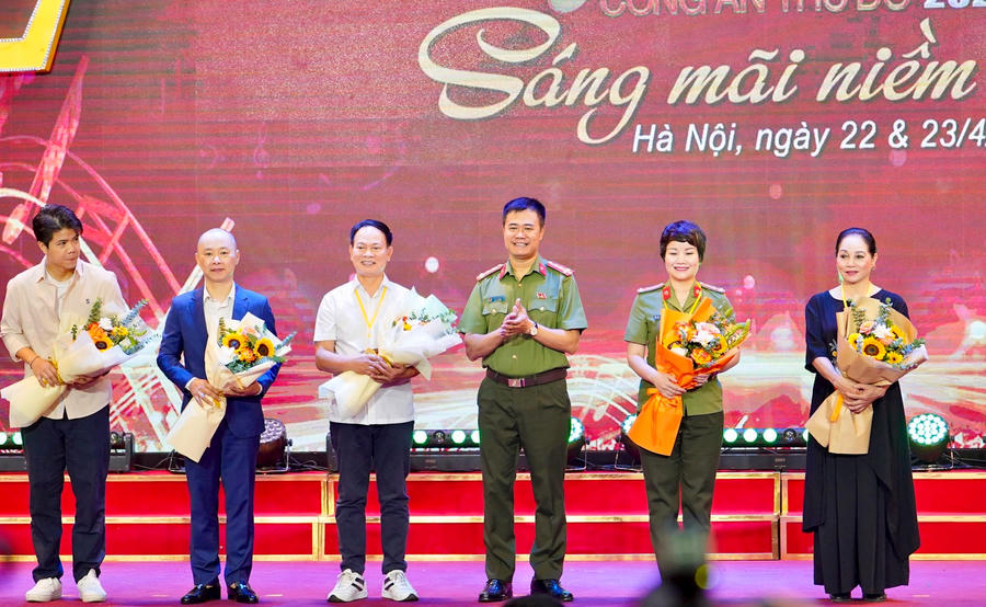 Ban Tổ chức tặng hoa cho Ban Giám khảo liên hoan.