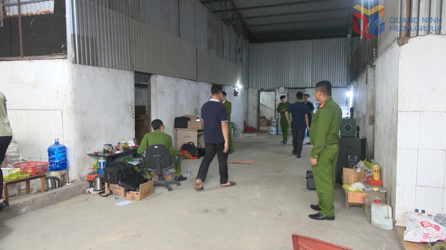 Lực lượng chức năng kiểm tra cơ sở sản xuất giấm giả của Công ty TNHH MTV Tuấn Hằng tại phường Quang Hanh, tỉnh Quảng Ninh.