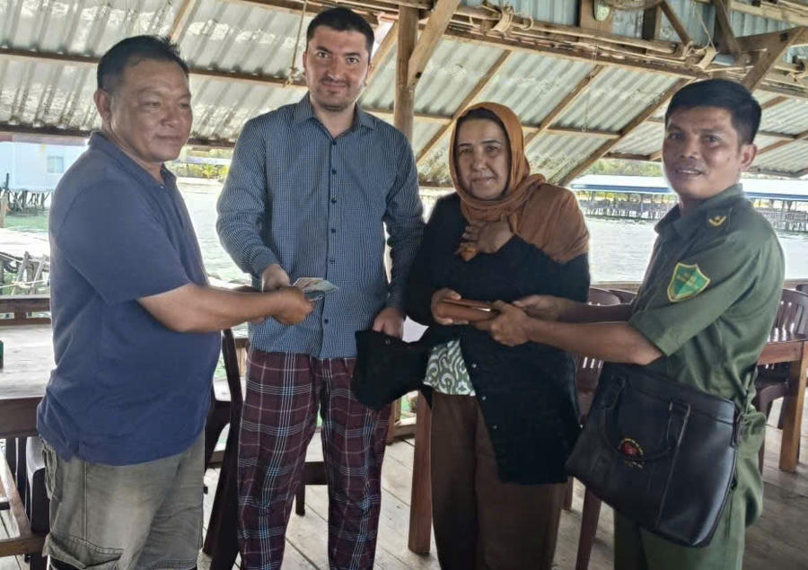 Đội phản ứng nhanh đặc khu Phú Quốc giúp du khách nước ngoài tìm lại tài sản thất lạc. 