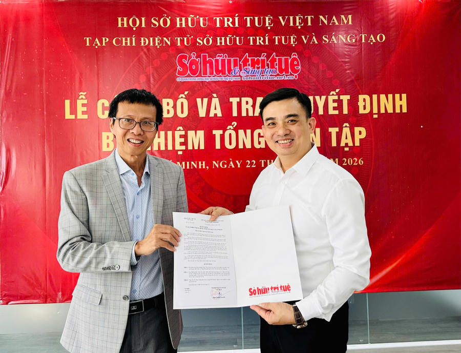 Ông Lương Hoàng Hưng – Bí thư Chi bộ, Ủy viên Ban Thường vụ Hội Sở hữu Trí tuệ Việt Nam (bên trái) trao quyết định bổ nhiệm tân Tổng Biên tập Đinh Quang Tuấn.