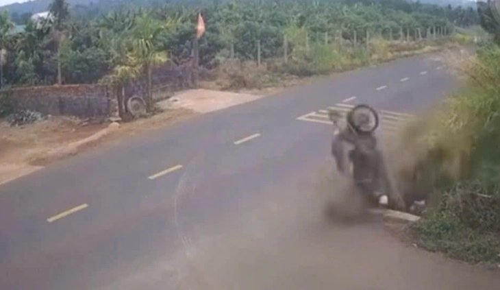 Hiện trường vụ tai nạn khiến một nam sinh lớp 12 tử vong trên quốc lộ 29, xã Cư Pơng, Đắk Lắk - Ảnh chụp màn hình