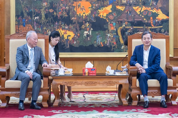 Chủ tịch UBND tỉnh Bắc Ninh, ông Phạm Hoàng Sơn (bên phải) phát biểu tại buổi làm việc.