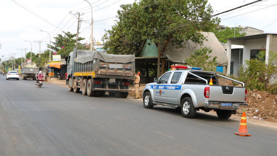 Lực lượng CSGT Đường bộ số 1 tuần tra, kiểm soát trên tuyến đường Sông Trầu – Cây Gáo – Vĩnh Tân (xã Trảng Bom, tỉnh Đồng Nai).