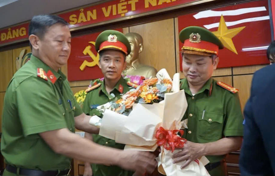 Đại tá Võ Duy Tuấn – Phó Giám đốc Công an tỉnh Đắk Lắk tặng hoa chúc mừng các đơn vị nghiệp vụ. Ảnh: Vũ Long