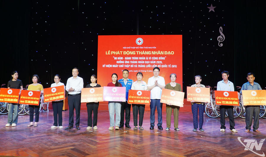 Lãnh đạo tỉnh Thái Nguyên trao hỗ trợ xây dựng 10 “Nhà nhân đạo” cho các gia đình tại xã Đồng Hỷ và phường Linh Sơn. (Ảnh: Báo Thái Nguyên).