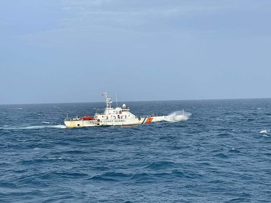 Tàu CSB 4034 làm nhiệm vụ trực SSCĐ trên biển.