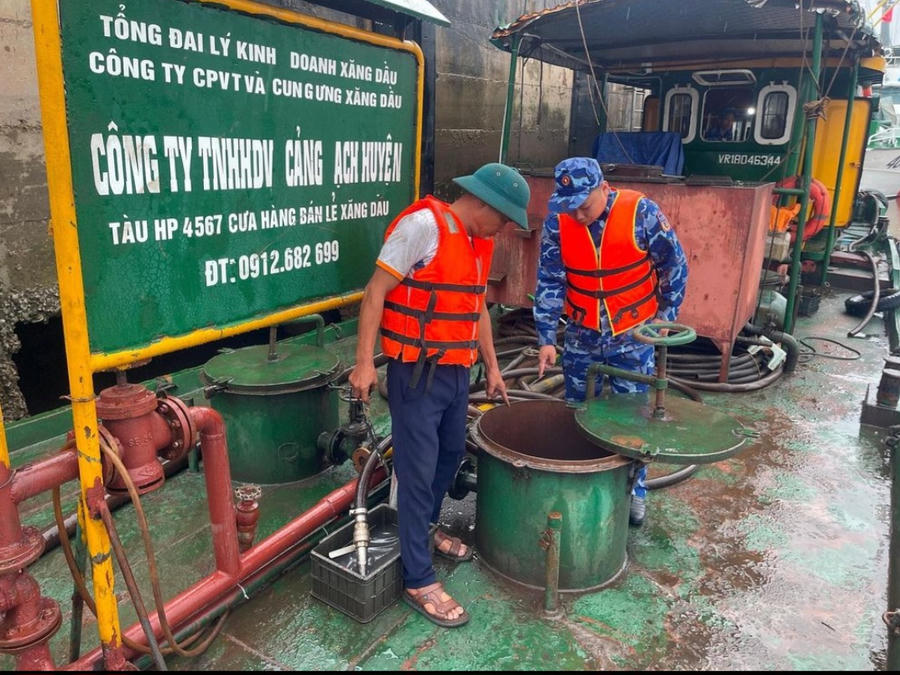 Lực lượng chức năng kiểm tra số dầu DO trên tàu HP-4567.