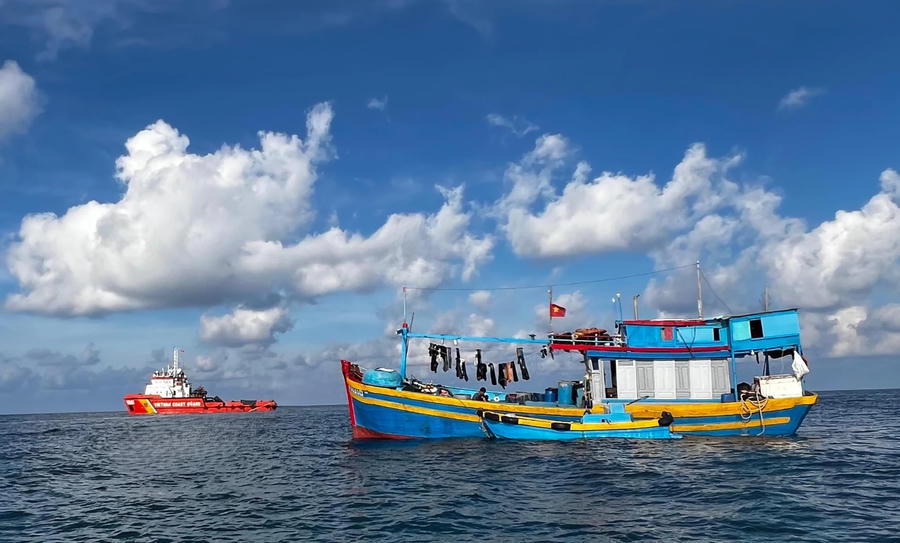 Tàu CSB 9001 làm nhiệm vụ tuần tra trên biển.