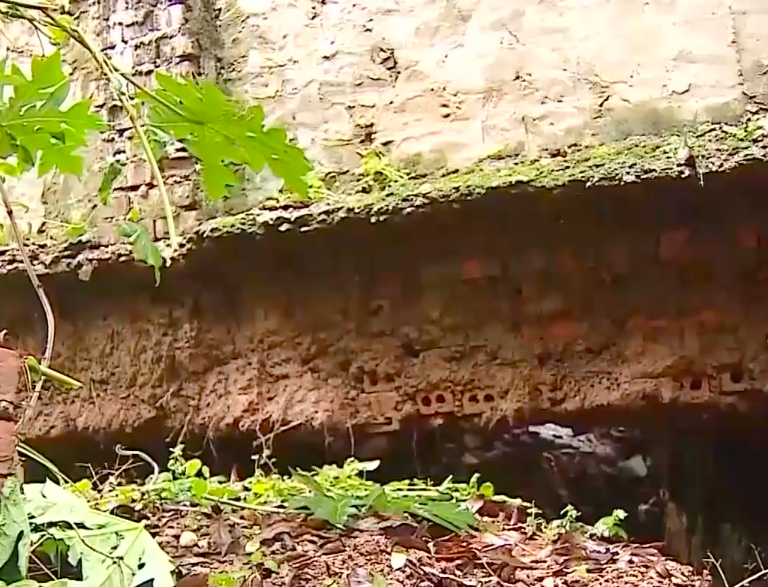 Tỉnh Phú Thọ công bố tình huống khẩn cấp về thiên tai, di dời dân khỏi vùng sạt lở đê tả sông Thao. 