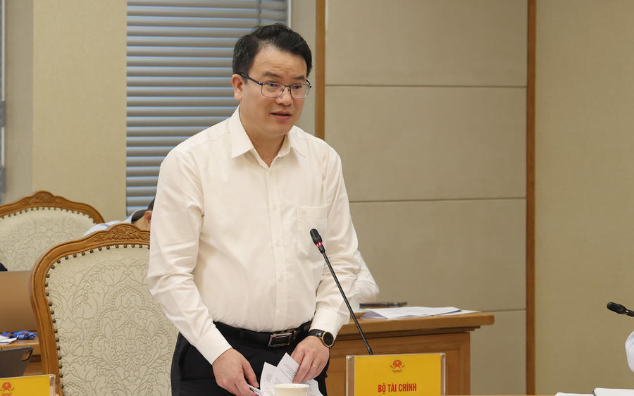 Lãnh đạo Bộ Tài chính báo cáo tại buổi làm việc của Phó Thủ tướng Thường trực Phạm Gia Túc.