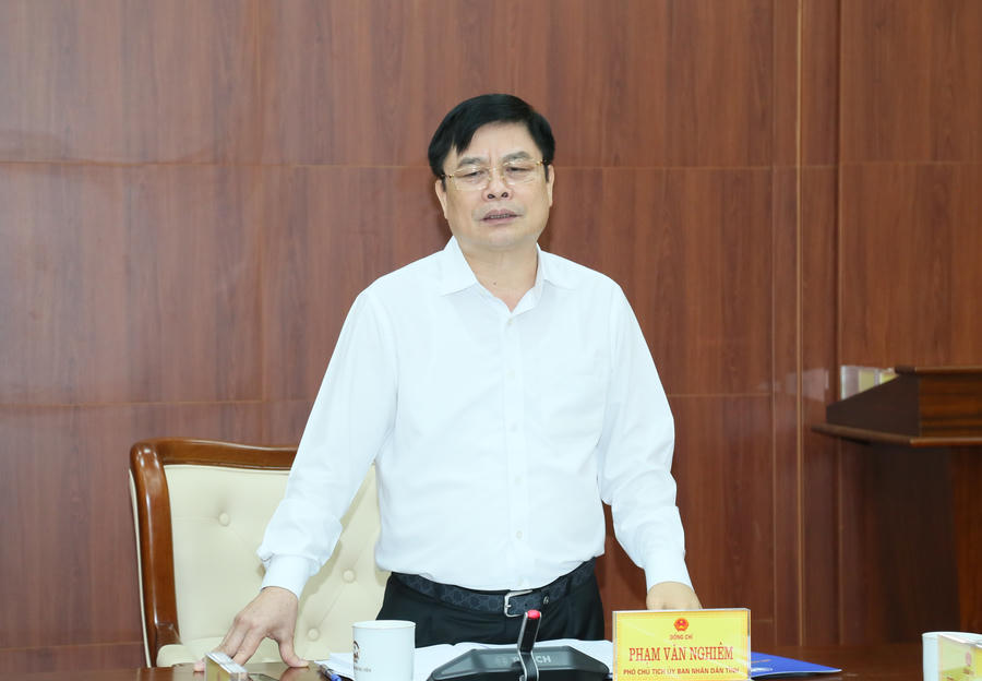 Phó Chủ tịch UBND tỉnh Hưng Yên - Phạm Văn Nghiêm chỉ đạo tại cuộc họp. (Ảnh: Hungyen.gov.vn)