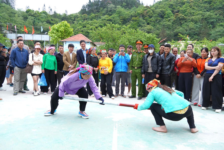 Các vận động viên nữ tranh tài nội dung đẩy gậy, tạo không khí hào hứng trong ngày hội. (Ảnh: Hà Linh).