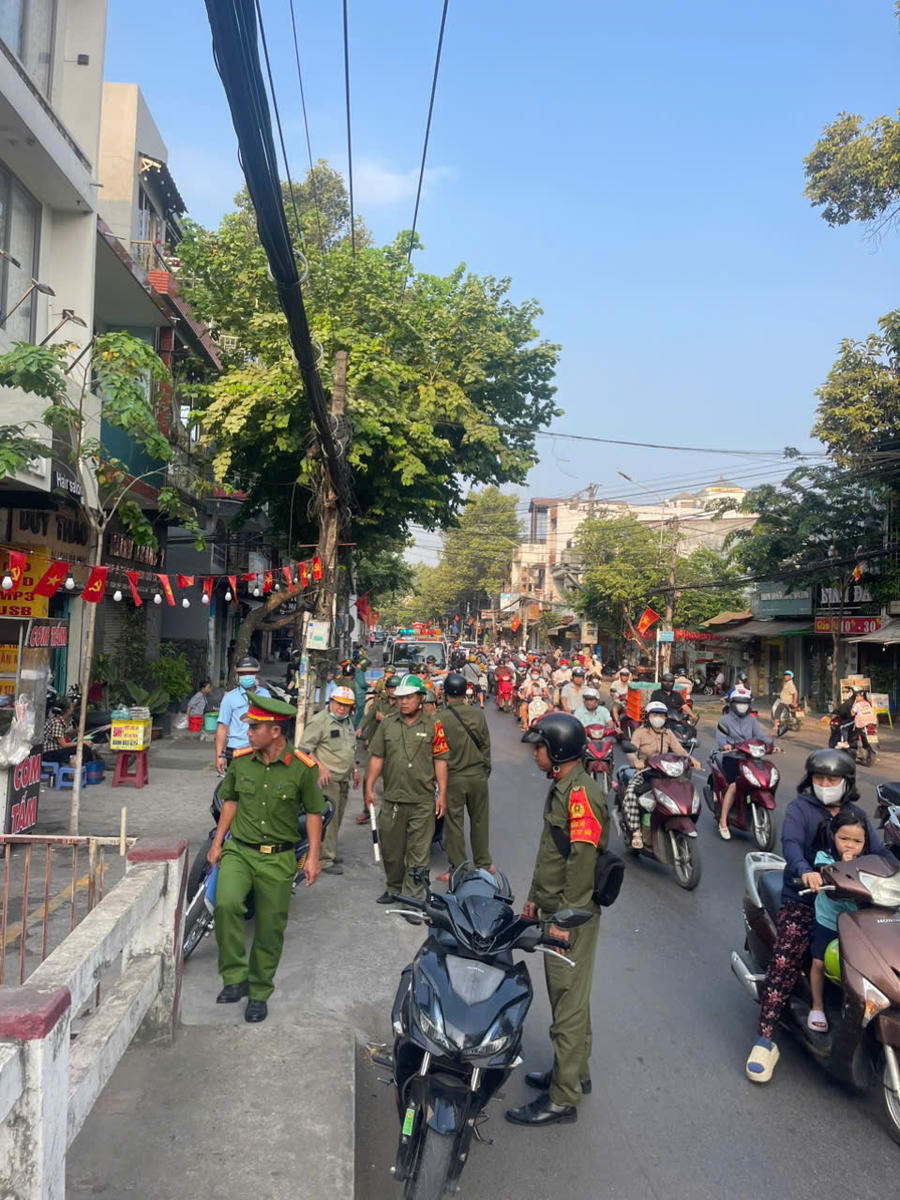 Liên ngành chức năng phường Tam Hiệp ra quân lập lại trật tự đô thị.