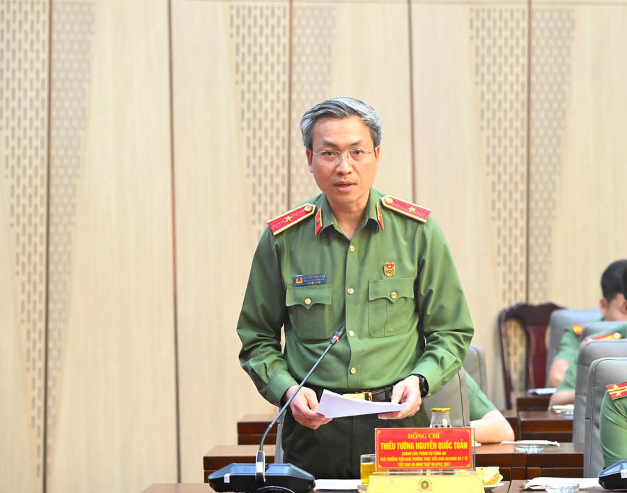 Thiếu tướng Nguyễn Quốc Toản, Chánh Văn phòng Bộ Công an, Phó Trưởng Tiểu ban Thường trực Tiểu ban An ninh và Y tế, Tiểu ban ANTT APEC 2027 báo cáo tại phiên họp. Ảnh: BCA