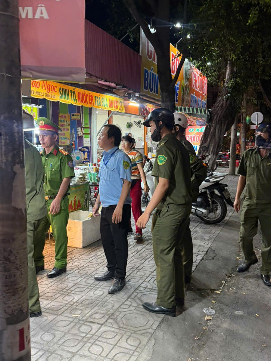 Liên ngành chức năng phường Tam Hiệp ra quân lập lại trật tự đô thị.