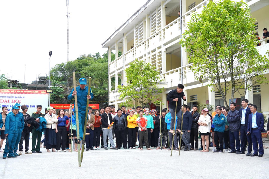 Sôi nổi nội dung thi cà kheo, môn thể thao dân gian mang đậm bản sắc văn hóa các dân tộc vùng cao. (Ảnh: Hà Linh).