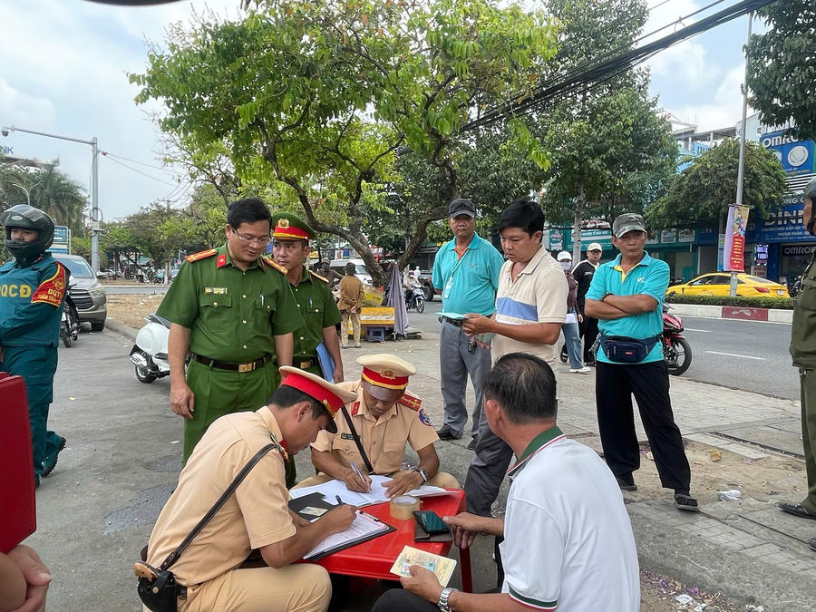 Liên ngành chức năng phường Tam Hiệp ra quân lập lại trật tự đô thị.