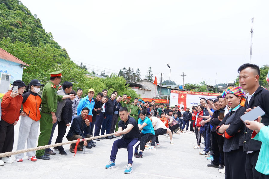 Đông đảo cán bộ, lực lượng vũ trang và nhân dân cổ vũ sôi nổi môn kéo co tại Đại hội Thể dục thể thao xã Sơn Vĩ, tỉnh Tuyên Quang. (Ảnh: Hà Linh).