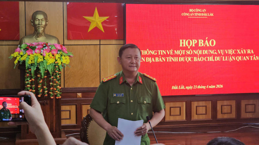 Đại tá Võ Duy Tuấn – Phó Giám đốc Công an tỉnh Đắk Lắk thông tin công khai kết quả điều tra vụ tai nạn làm nam sinh lớp 12 tử vong. Ảnh: Hữu Tú