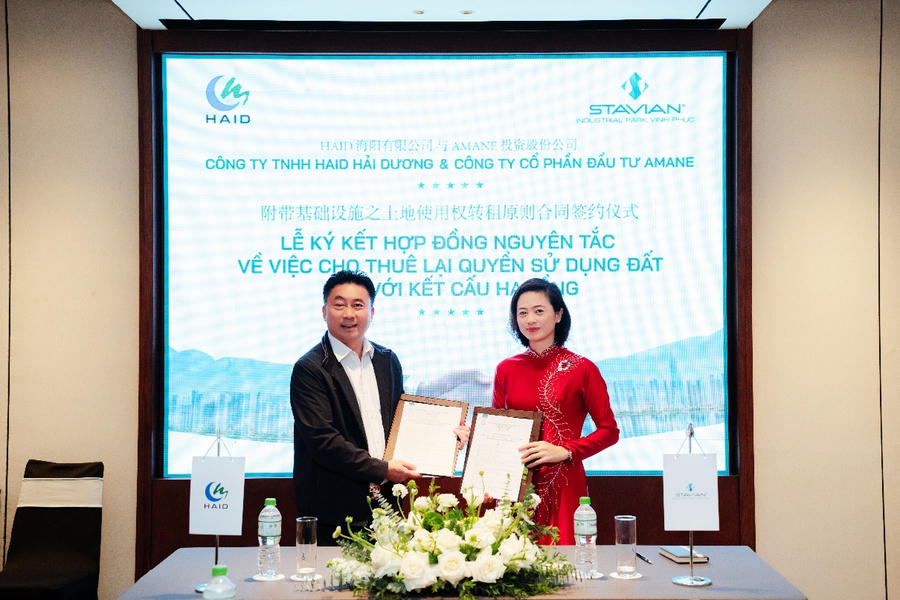 A person and person holding a plaque

Description automatically generated