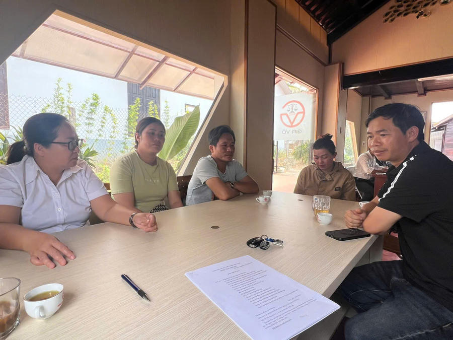 Bố mẹ 2 cháu&nbsp;Hồ Sỹ Trường Kha và Nguyễn Thanh Dũng đang trò chuyện cùng luật sư Nguyễn Thị Minh Yến.