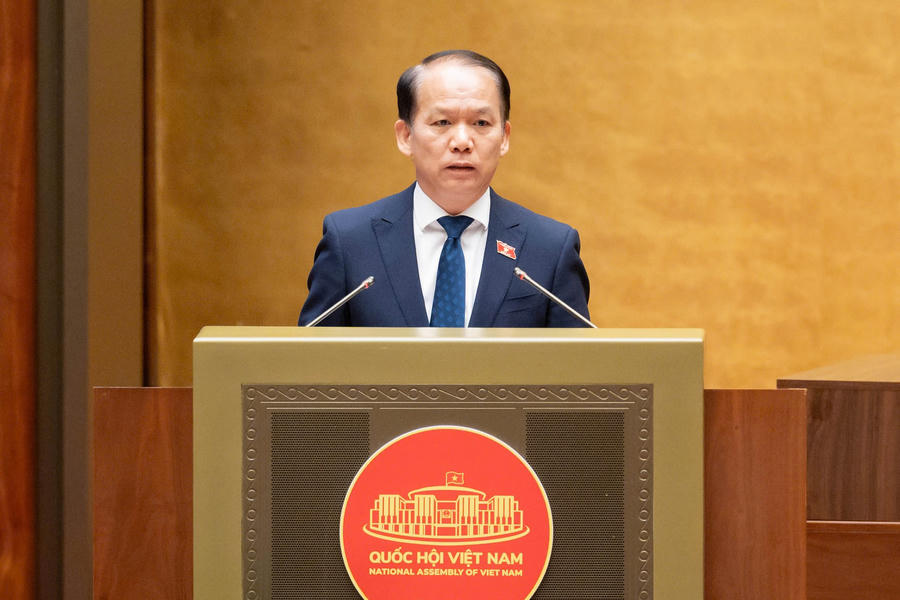 Bộ trưởng Bộ Tư pháp Hoàng Thanh Tùng trình bày Báo cáo tóm tắt Tiếp thu, giải trình, chỉnh lý dự thảo Luật sửa đổi, bổ sung một số điều của Luật Trợ giúp pháp lý. Ảnh: quochoi.vn