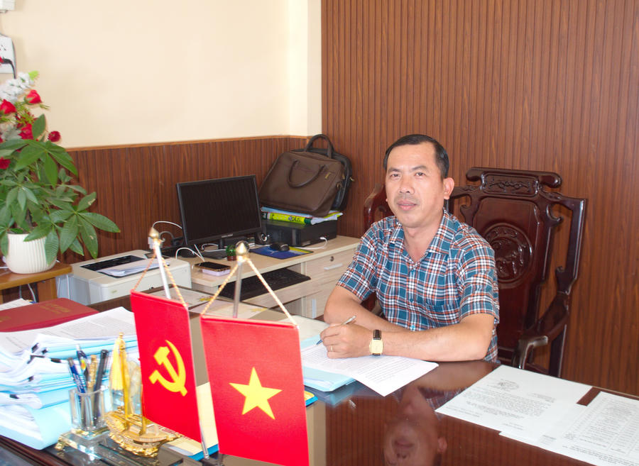 Ông Dương Quốc Nhẫn – Bí thư Đảng ủy, Chủ tịch HĐND xã Đông Hải, tỉnh Cà Mau trao đổi với phóng viên.