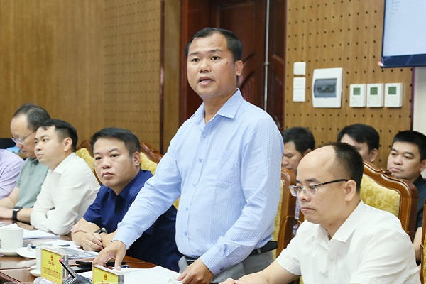 Đại diện doanh nghiệp xử lý rác thải phát biểu tại cuộc họp.