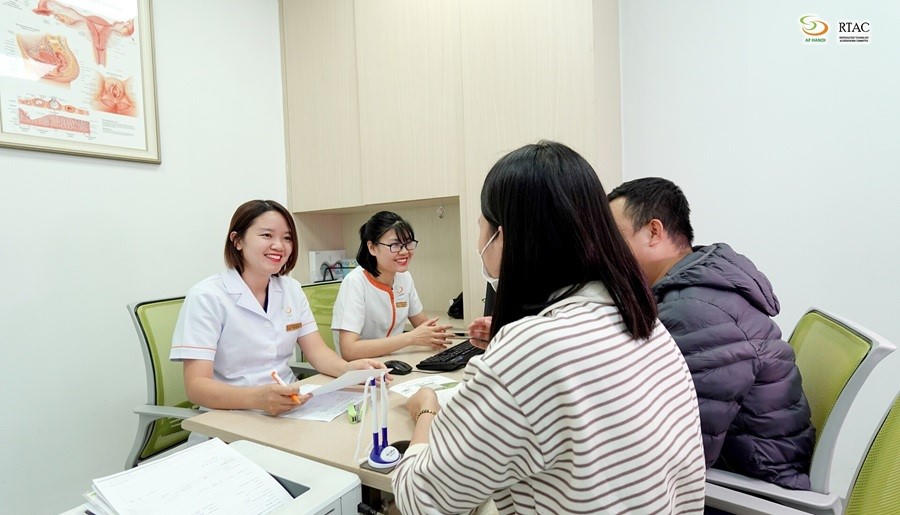 Xét nghiệm di truyền tiền hôn nhân được khuyến khích đối với các gia đình có tiền sử có bệnh gen di truyền.