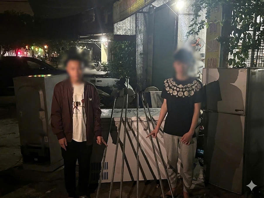 Các đối tượng chuẩn bị vũ khí để đánh nhau. (Ảnh: Công an tỉnh Phú Thọ)