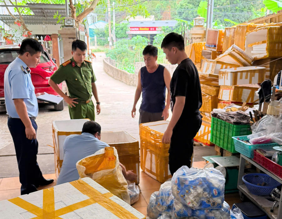 Lực lượng QLTT và Công an đặc khu Vân Đồn kiểm tra hộ kinh doanh, phát hiện thực phẩm vi phạm.