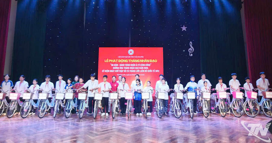 Lãnh đạo tỉnh và Hội Chữ thập đỏ tỉnh trao tặng 20 xe đạp cho các em vượt khó vươn lên trong học tập.