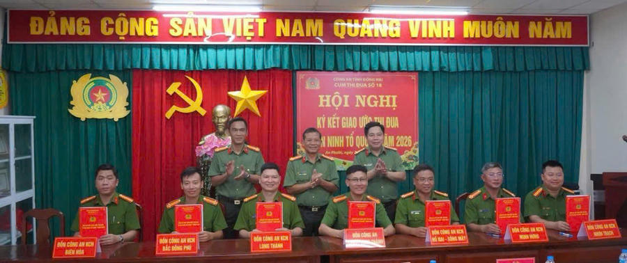 Đại diện các đơn vị Cụm thi đua 18 - Công an tỉnh Đồng Nai ký kết giao ước thi đua. 