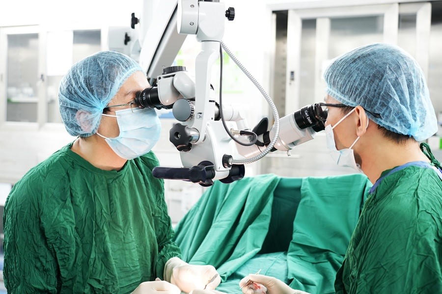 ThS. BS Đinh Hữu Việt thực hiện phẫu thuật vi phẫu tinh hoàn tìm tinh trùng Micro TESE.