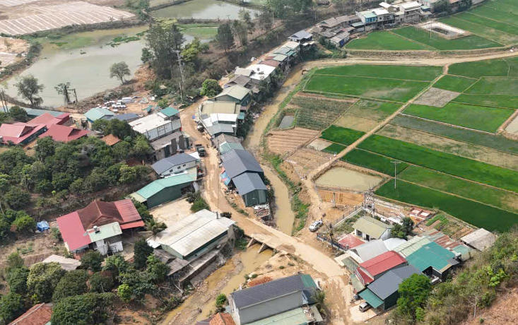 Hình ảnh tại khu vực từng xảy ra thiệt hại trong đợt mưa lũ lịch sử ngày 1/8/2025, giờ cuộc sống đã ổn định trở lại. Nhưng nhiều hộ dân thiệt hại ngày đó vẫn chưa nhận được tiền hỗ trợ.