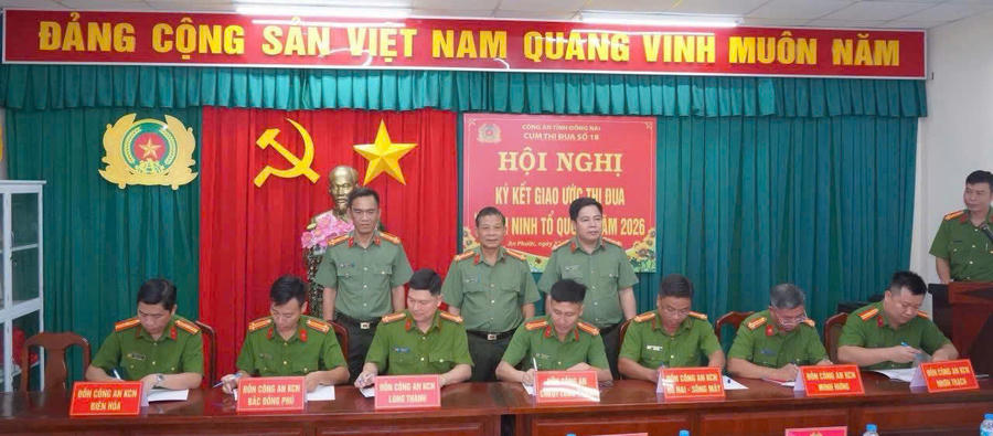 Đại diện các đơn vị Cụm thi đua số 18 Công an&nbsp; tỉnh Đồng Nai ký kết thi đua.