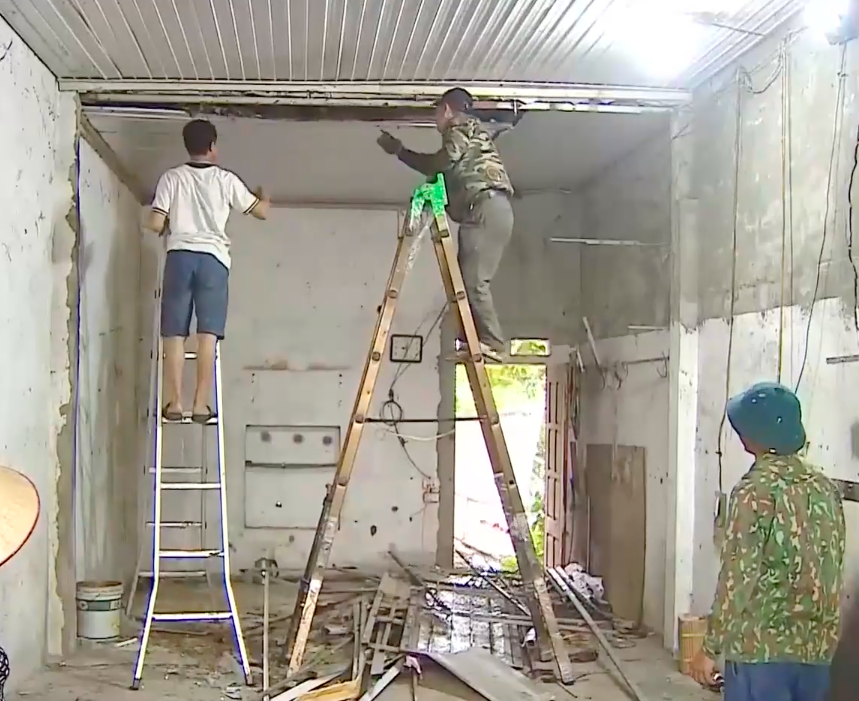 Chính quyền địa phương đang khẩn trương di dời người dân và tài sản ra khỏi khu vực nguy hiểm nhằm bảo đảm an toàn tính mạng trước những diễn biến phức tạp của địa chất.