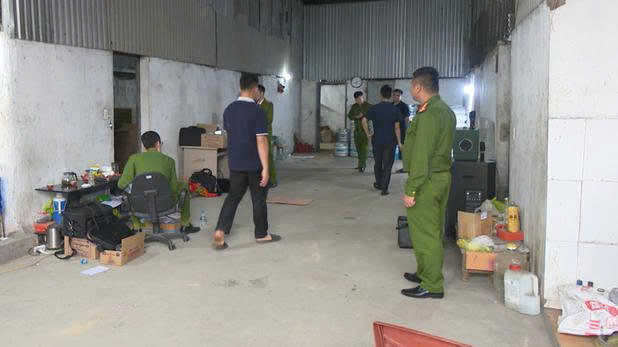 Cơ quan chức năng kiểm tra cơ sở sản xuất giấm tại Công ty TNHH MTV Tuấn Hằng.