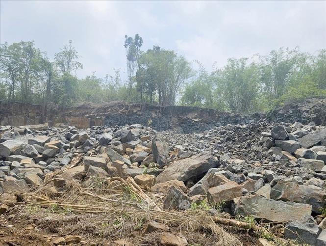 Hiện trường điểm khai thác đá trái phép. Ảnh: TTXVN