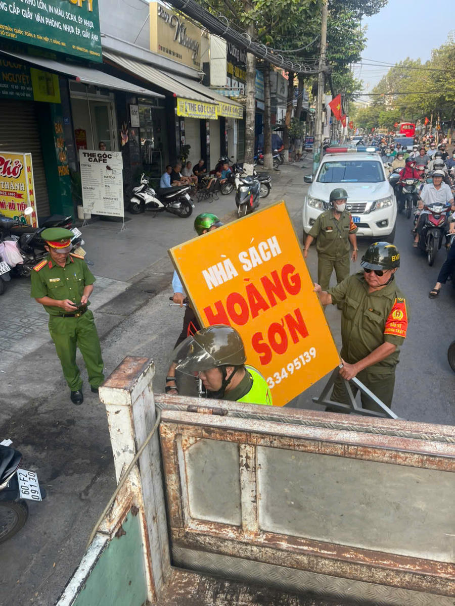Một biển báo lấn chiếm vỉa hè bị thu giữ.