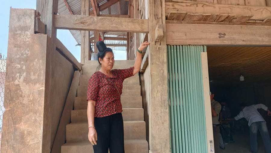 Bà Lường Thị Hải, bản Mường Lạn kể lại trận mưa lũ lịch sử, nước lũ dâng cao ngập đến nửa ngôi nhà sàn làm toàn bộ đồ đạc trong nhà bị hư hỏng.