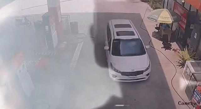 Thời điểm xảy ra vụ việc ôtô cán bé 2 tuổi bên trong cây xăng. Ảnh cắt từ clip.